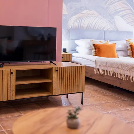 The Cozy Hub, Apartment Warna